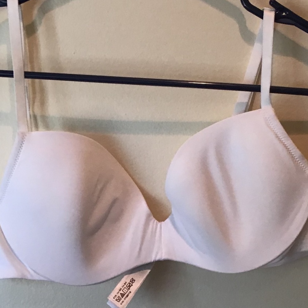 GapBody Favorite T -Shirt Low Cut WHITE Bra NWOT